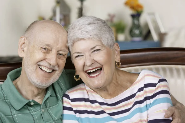 Oudere Paar Thuis Glimlachend Breed — Stockfoto