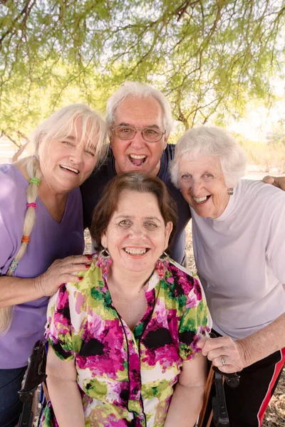 Lächelnde Senioren Posieren Einem Strahlenden Tag Gemeinsam Freien — Stockfoto