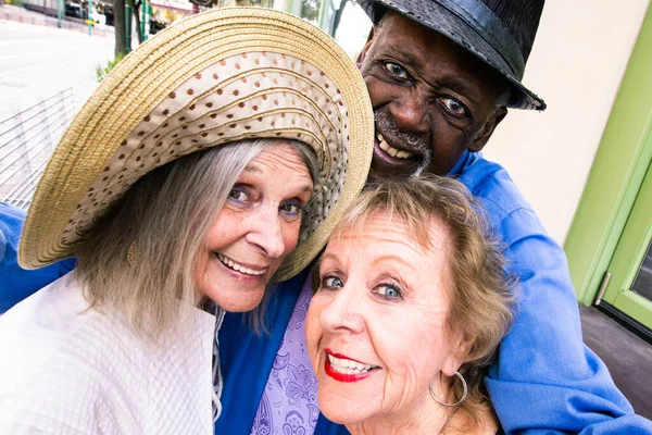Drie Senioren Stad Nemen Een Selfie — Stockfoto