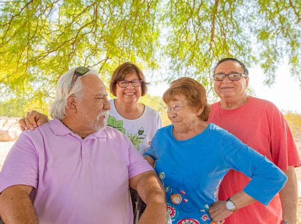 Spaanse Seniorengroep Buiten Een Heldere Dag — Stockfoto