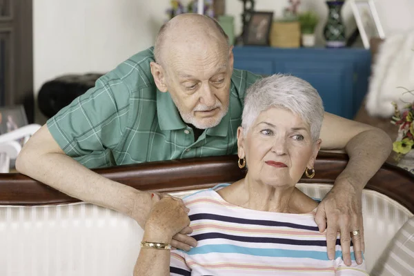 Berörd Äldre Man Och Kvinna Hemma Omfamnar — Stockfoto