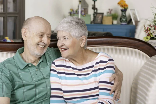 Homem e mulher sênior sorrindo um para o outro — Fotografia de Stock