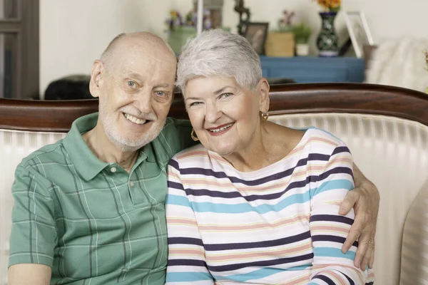 Kıdemli Adam ve Kadın Gülümsüyor — Stok fotoğraf