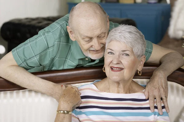 Yaşlı çiftin kucaklaması — Stok fotoğraf