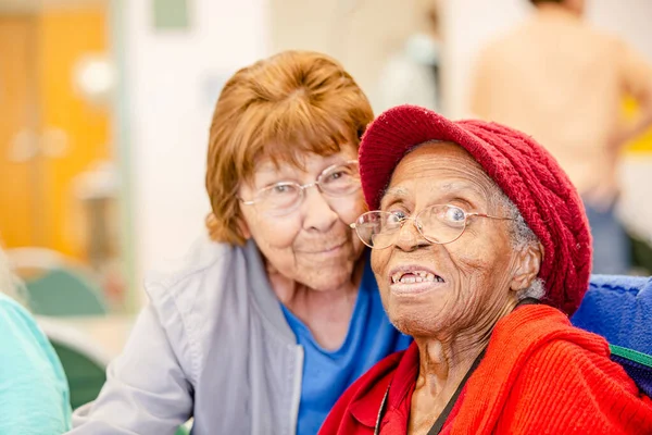 Spansktalande Och Afroamerikanska Kvinnor Ett Seniorcenter — Stockfoto