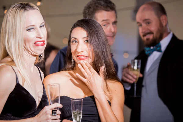 Zwei Hübsche Frauen Die Sich Auf Einer Party Die Aufmerksamkeit — Stockfoto