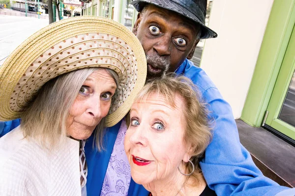 Drie Senioren Stad Nemen Een Domme Selfie — Stockfoto