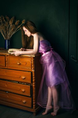 Kadın portre mor elbise