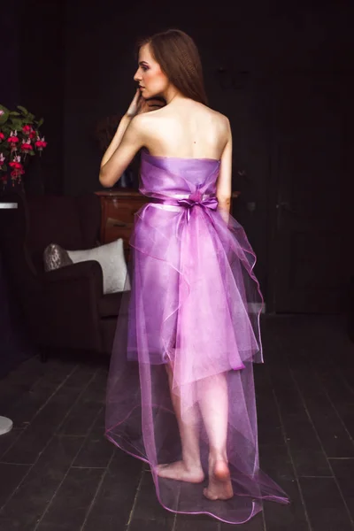 妇女画像紫色礼服 — 图库照片