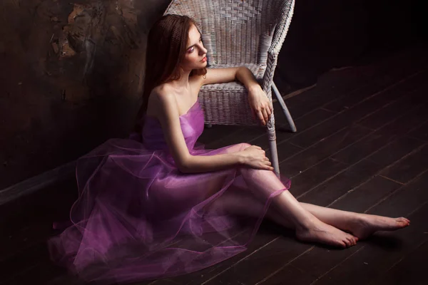 Mujer Retrato Vestido Púrpura —  Fotos de Stock
