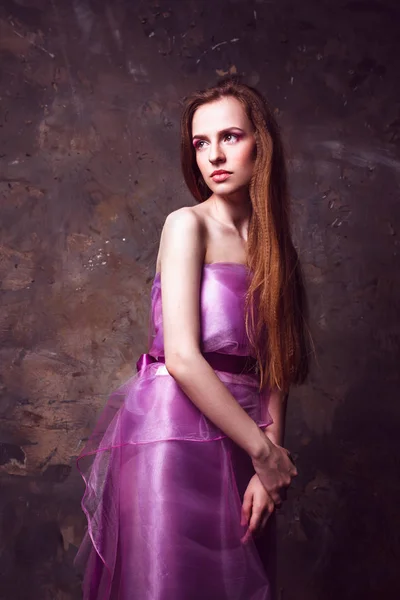 Mulher Retrato Vestido Roxo — Fotografia de Stock