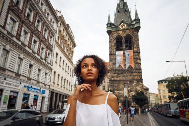 Prag'da genç kadın