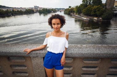 Prag'da genç kadın