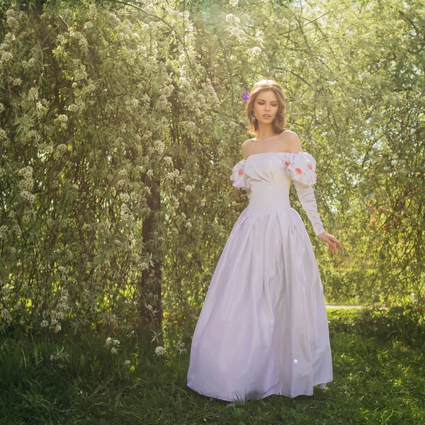 Prinzessin Spaziert Blühenden Garten — Stockfoto