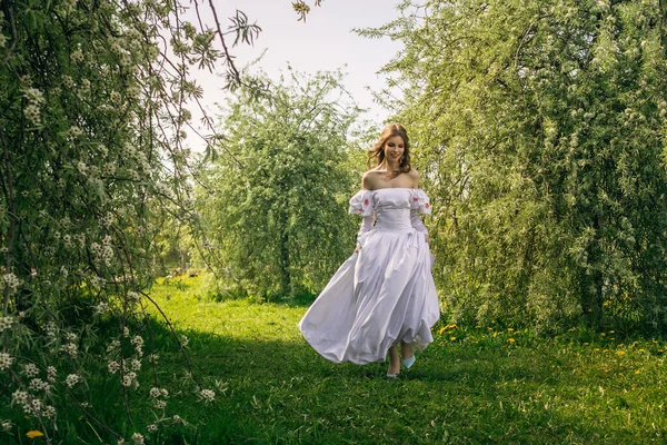 開花庭を歩く姫 — ストック写真