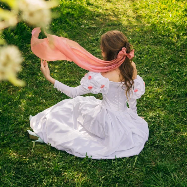 開花庭を歩く姫 — ストック写真