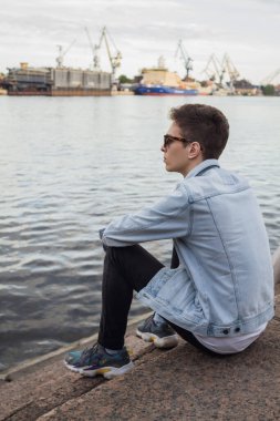 Şehirdeki genç adam.