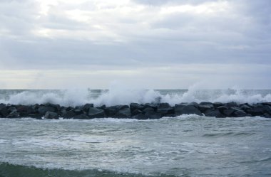 Fiumicino beach çekimleri de kış rüzgarlı bir gün. Dalgalar deniz kayaların bump.
