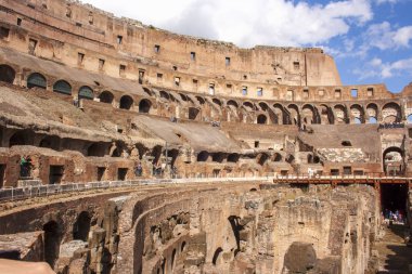 Görünümünde bir yaz açık gün içinde Colosseum. 