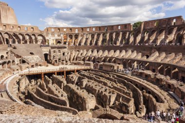 Colosseum içi oval bitki şekil odaklı. Yaz günü mavi ve clea gökyüzünde.