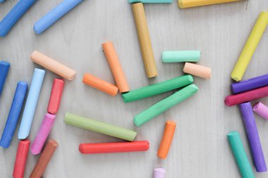 Woden masaya pastel boya kalemi.