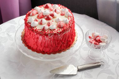 Kırmızı ev yapımı kek kalpler tarafından dekore edilmiş. Modern Fotoğraf.