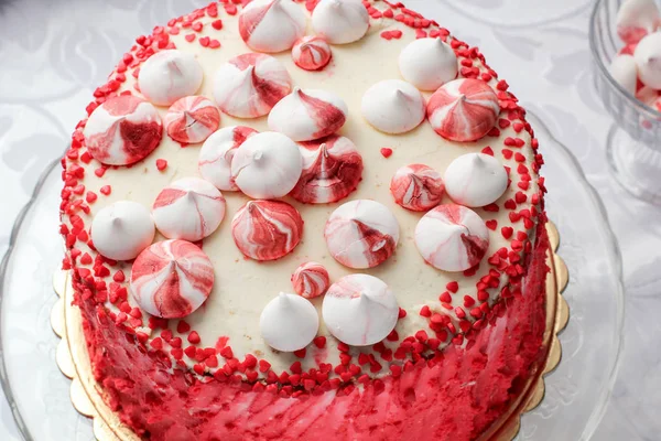 Roter Hausgemachter Kuchen Mit Herzchen Dekoriert Modernes Foto — Stockfoto