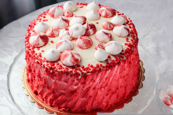心で飾られた赤の自家製ケーキ 最新のフォト — ストック写真