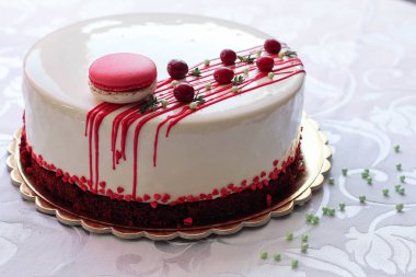 Kırmızı meyveler ve macaron tarafından dekore edilmiş lezzetli beyaz ev yapımı kek. Modern fotoğraf.