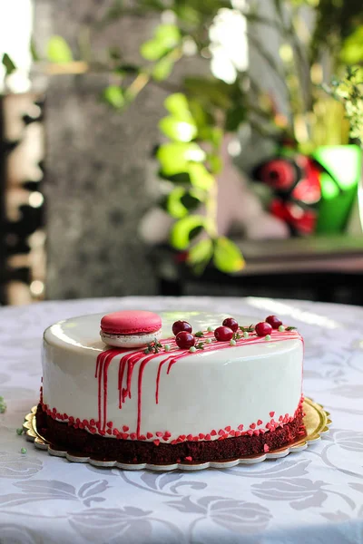 Välsmakande Vita Hemmagjord Tårta Dekorerad Med Röda Bär Och Macaron — Stockfoto