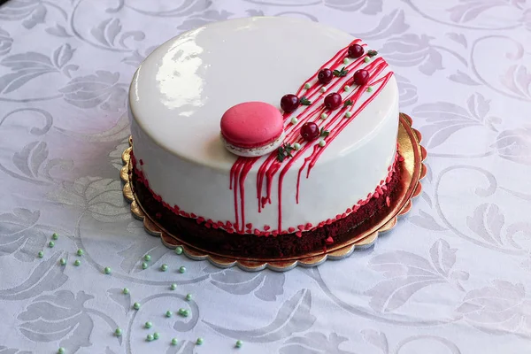 Välsmakande Vita Hemmagjord Tårta Dekorerad Med Röda Bär Och Macaron — Stockfoto