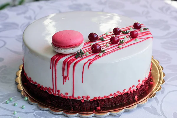 Leckere Weiße Hausgemachte Kuchen Mit Roten Beeren Und Macaron Dekoriert — Stockfoto