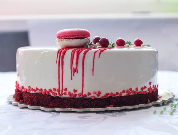 美味的白色自制蛋糕 由红色浆果和马卡龙装饰 现代照片 — 图库照片