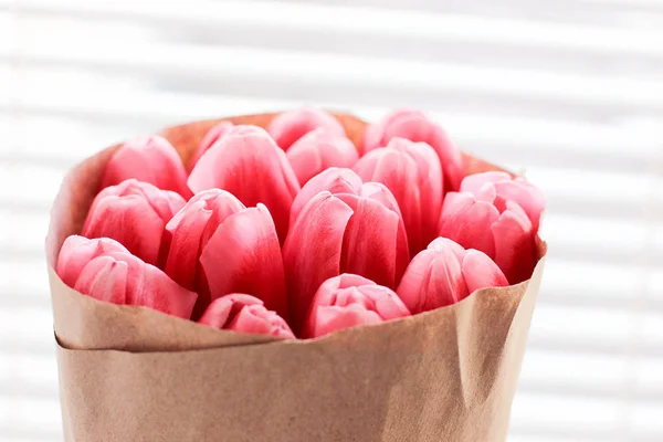 Rózsaszín friss tulipán csokor. Üdvözlőlap. Modern fénykép. — Stock Fotó