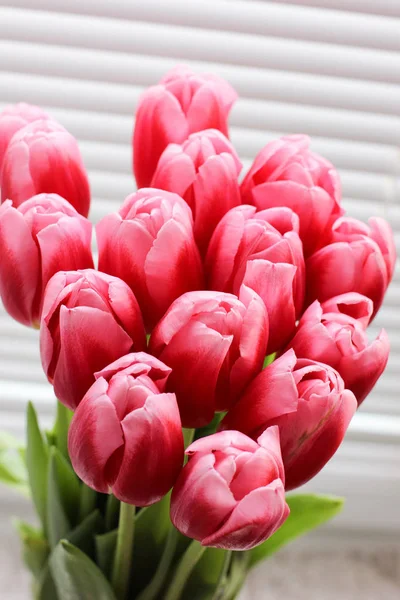 Buquê de tulipas frescas rosa. Cartão de felicitações. Foto moderna . — Fotografia de Stock