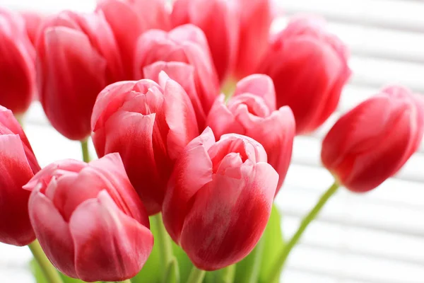 분홍색 신선한 튤립 꽃다발입니다. 인사말 카드입니다. 현대 사진. — 스톡 사진