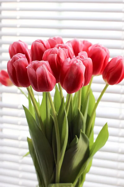 Buquê de tulipas frescas rosa. Cartão de felicitações. Foto moderna . — Fotografia de Stock