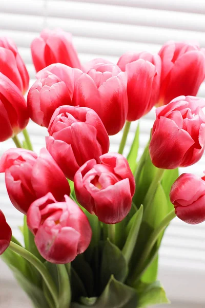 Букет з рожевих свіжих тюльпанів. Вітальна листівка. Сучасні фотографії . — стокове фото