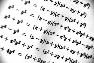 Sayıda beyaz bir arka plan üzerinde matematiksel formül