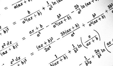 Sayıda beyaz bir arka plan üzerinde matematiksel formül