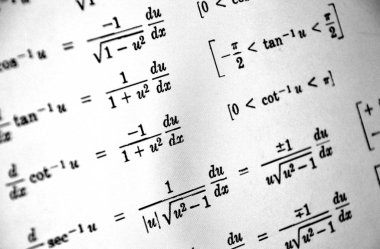Sayıda beyaz bir arka plan üzerinde matematiksel formül