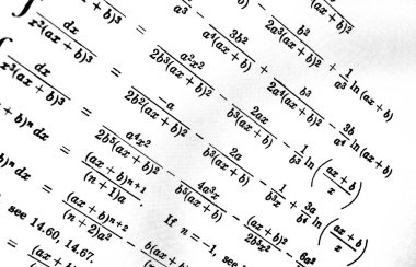 Sayıda beyaz bir arka plan üzerinde matematiksel formül