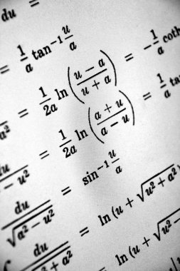 Sayıda beyaz bir arka plan üzerinde matematiksel formül