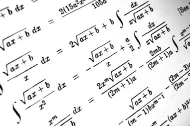 Sayıda beyaz bir arka plan üzerinde matematiksel formül