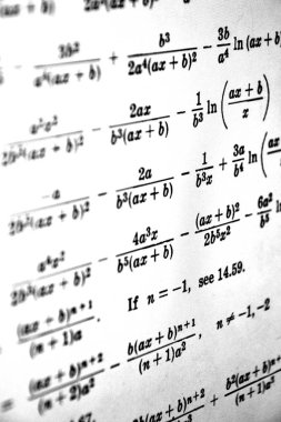 Sayıda beyaz bir arka plan üzerinde matematiksel formül