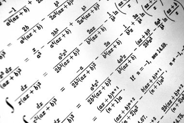 Sayıda beyaz bir arka plan üzerinde matematiksel formül
