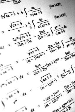 Sayıda beyaz bir arka plan üzerinde matematiksel formül