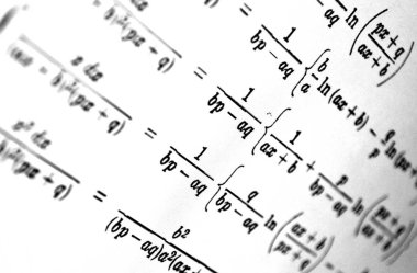 Sayıda beyaz bir arka plan üzerinde matematiksel formül