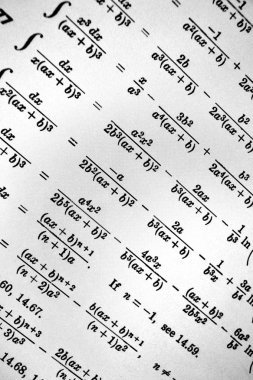 Sayıda beyaz bir arka plan üzerinde matematiksel formül