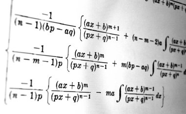 Sayıda beyaz bir arka plan üzerinde matematiksel formül